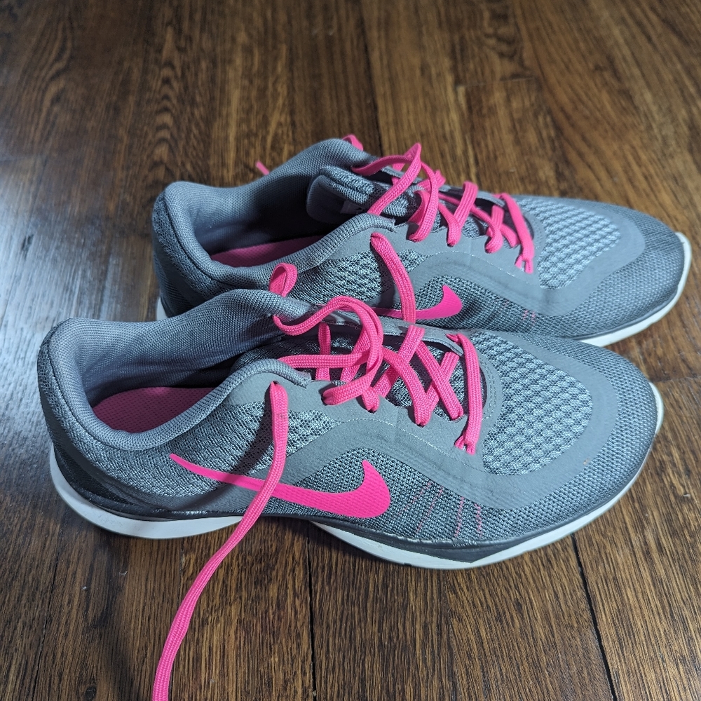 Women's tennis shoe